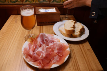 美しい色の生ハム