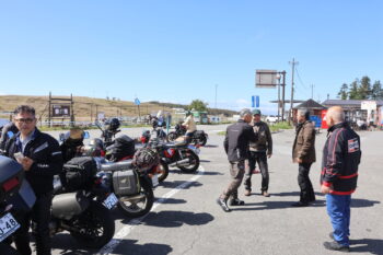 青空の下だとバイク談義も捗ります😊