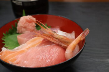 〆は日本海の旬の魚を盛り付けた海鮮丼！最後にガッツリいただけて美味しかった～！✨
