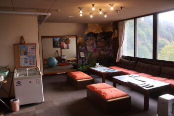 ロビーの休憩スペース。左手の冷凍庫にはアイスキャンディーがありますが、なんと無料！旅館の皆さんのお心遣いを感じます。