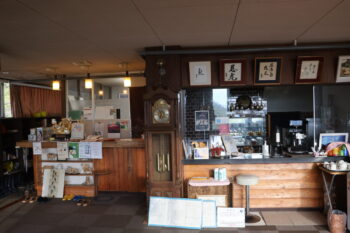 受付。昔ながらの旅館の雰囲気を感じます。