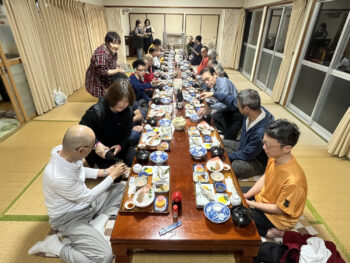 ちゃちゃっとお風呂も済ませて、さあ夕飯！山の幸を美味しくいただきました。乾杯の音頭は、最年少参加者のYさん！