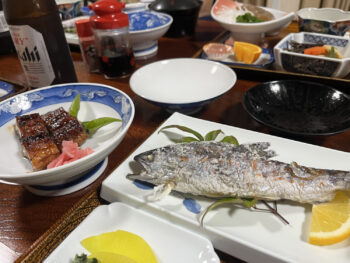 アマゴの塩焼きは人生初。ヤマメやイワナと確かに違う美味しさでした。