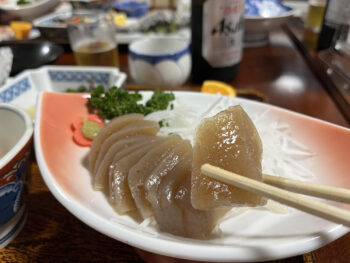 山深いお宿の料理でよく見かけるこんにゃくのお刺身。お宿で食べると特別感があってお酒も進むおつまみですよね🍶