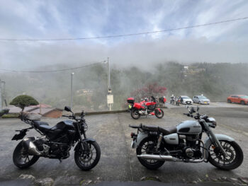 スタッフ部屋からの眺め。目の前のCB250RとGB350Cは、前泊の日に伊丹空港でレンタルしました。