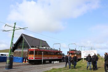 山頂までは車よりも登山鉄道が便利。