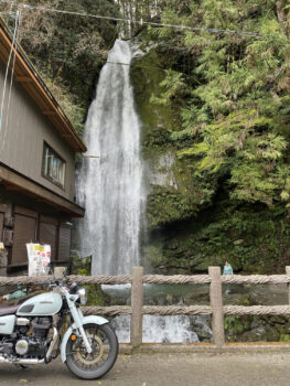 道沿いの小さな滝。前日は恐ろしい勢いでした。