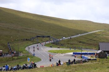 レース開始直前には運営側のテスト走行でコースの安全が確認されます。