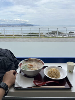 昼食に淡路島の名産である玉ねぎを一個丸々浮かべた豚骨ラーメンを食べましたが、めちゃくちゃ美味しかったです。見かけたらお試しあれ。