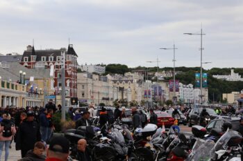 バイクに車に人に、中々のカオス。