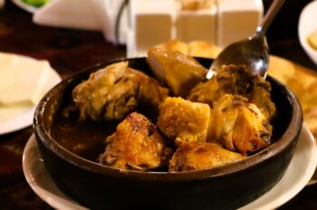 恐らく日本で最も有名なジョージア伝統料理、シュクメルリ。ニンニクガッツリで美味い!