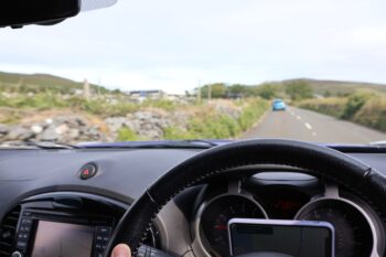 車好きにはレンタカーでのマン島観光もお勧めです。この時は日産ジュークでしたが、道幅の狭いところも多いマン島ではピッタリの車でした。