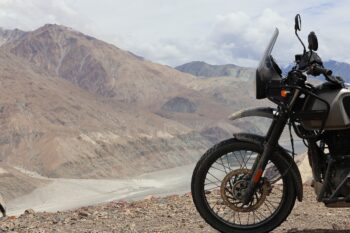 ヒマラヤの峠にはヒマラヤンがよく似合う。ロイヤルエンフィールド、いい旅バイクを造りますね。