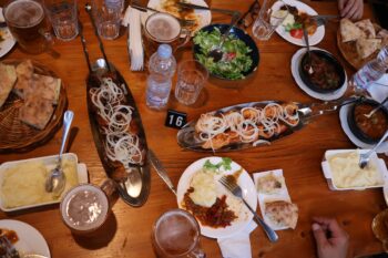 豊かな食事。シャシリクでガッツリお肉をいただく。