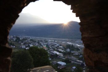 復讐の塔最上階から望む、コーカサス山脈の夜明け。