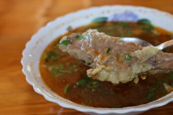 ハルチョー(トマトとスパイスの牛肉スープ)