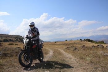途中の高原でバイクを走らせて撮影会。