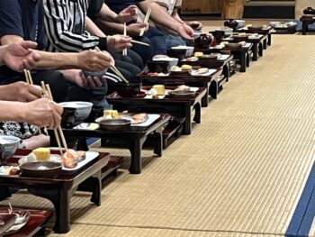 大部屋の畳の上でこうやって食事ができる旅館は今の時代貴重です