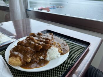 榛名湖畔の老舗「白樺亭」名物のカツカレーをランチに