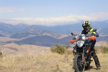 オフロードの楽しさでは、その軽さとエンジンフィーリングからKTM390ADVが勝っていた。