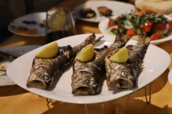 宿の前のクラ川で釣った天然マスの塩焼き。