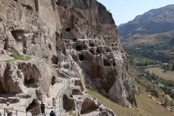 洞窟修道院の散策は軽い登山並みに脚を使うため注意。