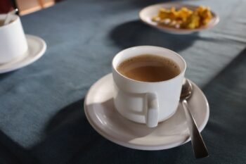 祝杯の〆はチャイティーで。砂糖をたっぷり入れて飲むと不思議と心も落ち着きます。