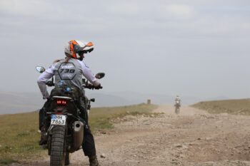 スイーパーのアンナ。小柄な体形ながらも800㏄のアドベンチャーバイクを巧みに操る。