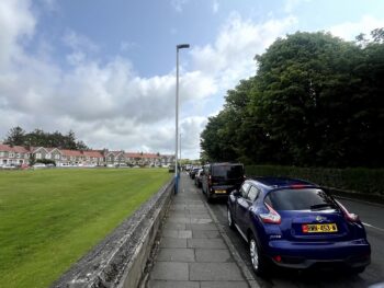 適当な場所に停めて徒歩で会場へ。車で観戦スポットを回る場合、自由ではあるが駐車場探しも大変。