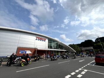 テスコはイギリス最大手のスーパーマーケットチェーン。下手な観光地より歩いてて楽しいです。