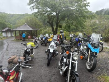 生憎の雨でも皆さん一流なのでレインウェアもしっかりされてます!