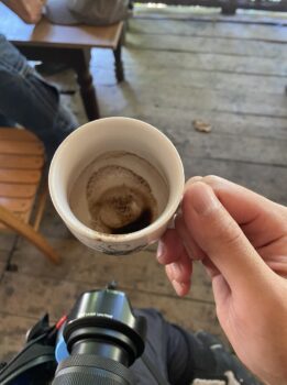 こんな感じで沈殿物の粉が残る。いわゆるグルジアコーヒーはコーヒーの粉ごと煮出してそのまま注ぐため、粉っぽい味わいになる。