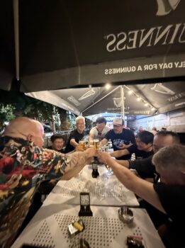夜はパトリックたちの行きつけのバーでGaumarjos!本当に彼らにはお世話になりました。