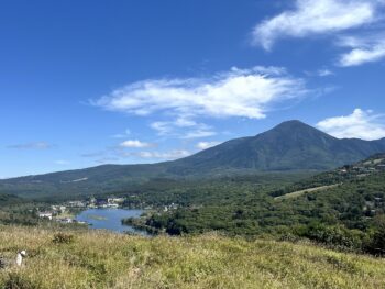 駐車場から眺める白樺湖