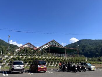 駐車場も広々でバイクも楽々駐輪