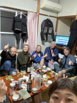 夕食後はいつものビンゴゲームをやって、スタッフ部屋でぎっしり集まって遅くまで旅の話やどうでもいい話で盛り上がってご就寝。楽しいですね！😊