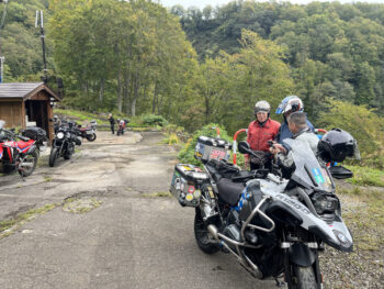 出発の寸前でも花咲くバイク談義。