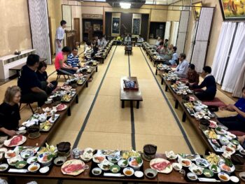 高瀬館の大広間にて夕食