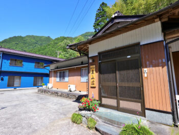 お世話になる『祖谷の里 民宿 お山荘』。晴れてたら外の縁側でも寛げますよ。引用元：じゃらんhttps://www.jalan.net/yad381432/