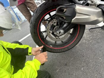 途中1台がパンク。携行していた修理キットで応急処置。雨の中の作業にも関わらず、流石です。