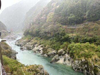 本隊の海野撮影。すっかり酷い天気泣。しかし中々見られない大歩危の渓谷の姿でもあります。