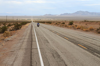 モハベ砂漠を貫く一本道