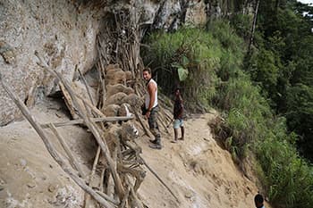 死者をミイラ化する習慣のあるアンガ村