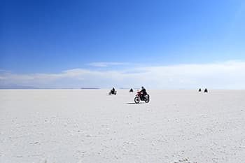 360度見渡す限り真っ白な世界が広がる乾季のウユニ塩湖