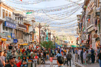 カラフルなレーの街を散策