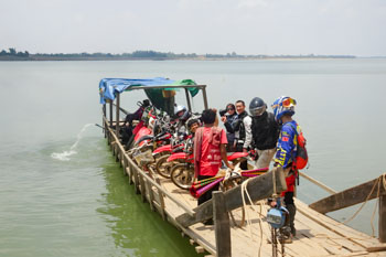 小舟でメコン川を渡ります