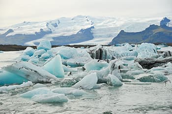 氷河湖ではボートクルーズのオプションも