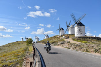 風車が立ち並ぶコンスエグラ