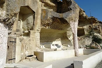 10世紀から残る岩窟寺院シャクパック・アタ