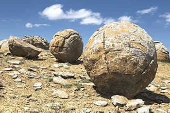 見事なボール型をした巨石